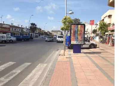 Mupi en el número 79 de la avenida de la Constitución, cerca de la plaza Miguel de Cervantes, en Los Narejos, Los Alcázares